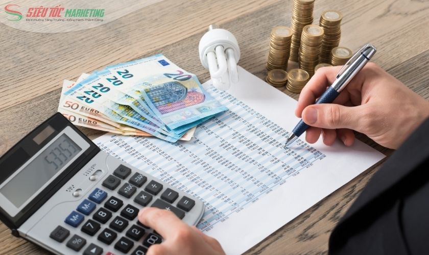 Mô hình chi phí thấp theo Porter dễ bị ảnh hưởng nếu chi phí đầu vào biến động