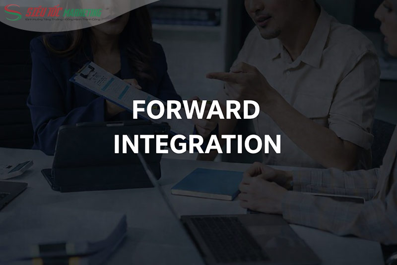 Chiến lược hội nhập về phía trước là gì?