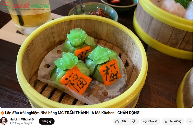 Food bloggers quay video trải nghiệm món ăn Food bloggers quay video trải nghiệm món ăn