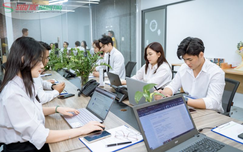 Đội ngũ chuyên gia làm việc tại SIÊU TỐC Marketing